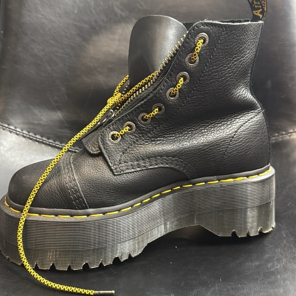 Dr Martens Sinclair Max UNISEX
flatform zip tumbled leather boots in black - Picture 3 of 3